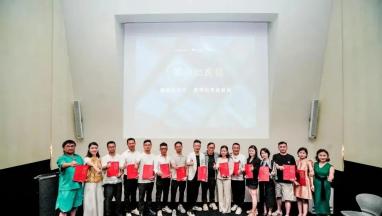 创始人韩萍女士 荣膺华人杰出91成人抖音APP大师梁景华老师的弟子！